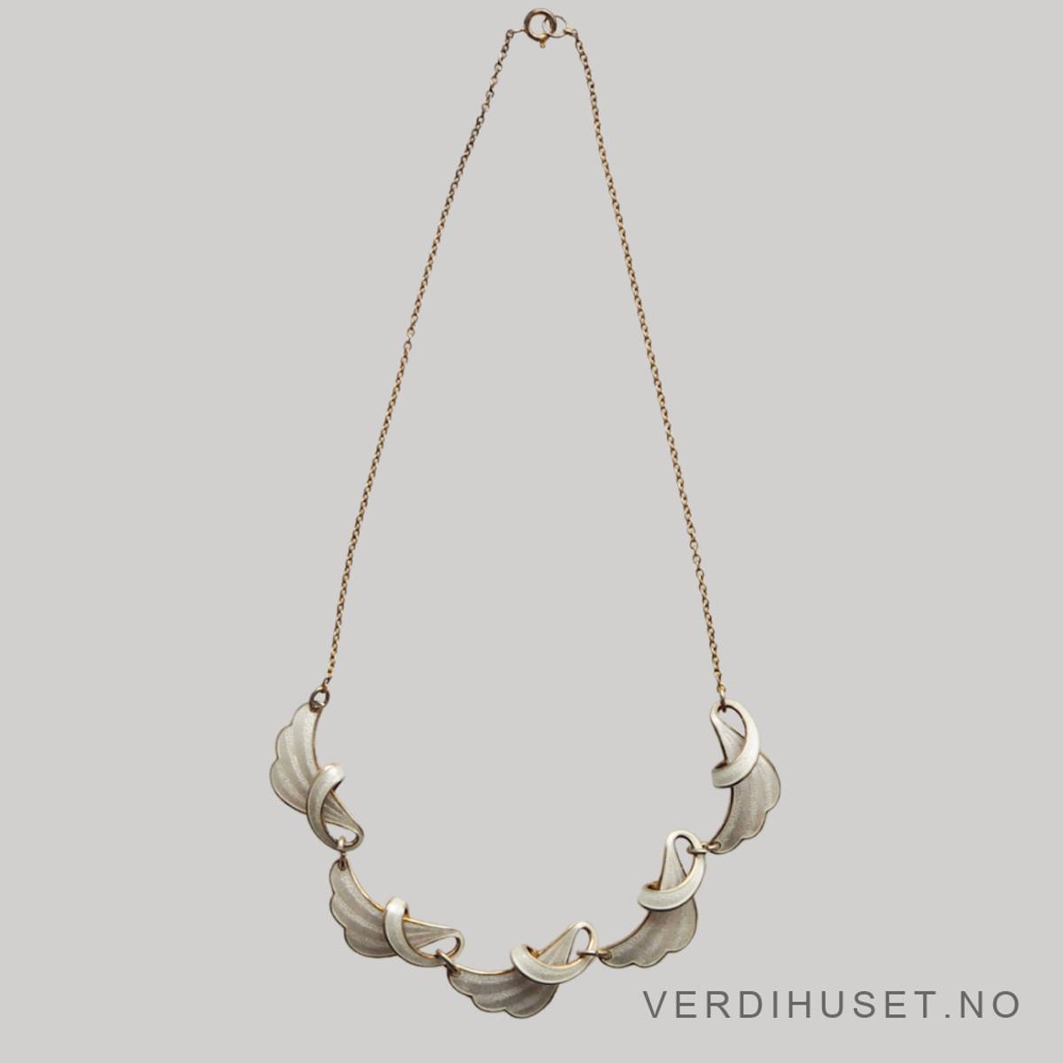 Halssmykke i forgylt sølv med hvit emalje 