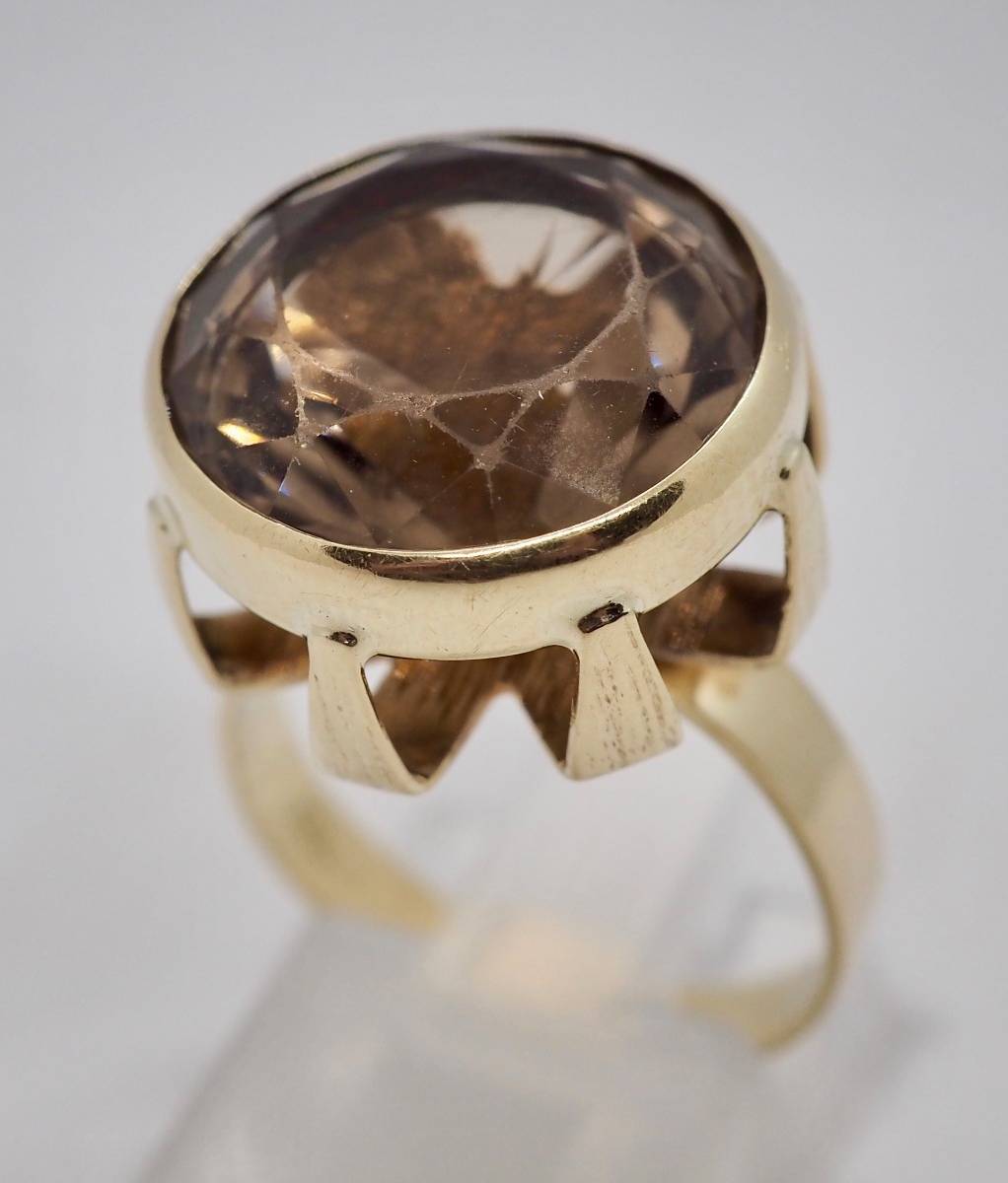 Ring i 14 K gull med stor grå-brun sten