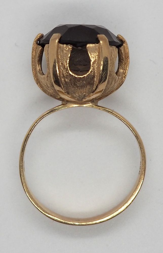 Ring i 14 K gull med brun sten
