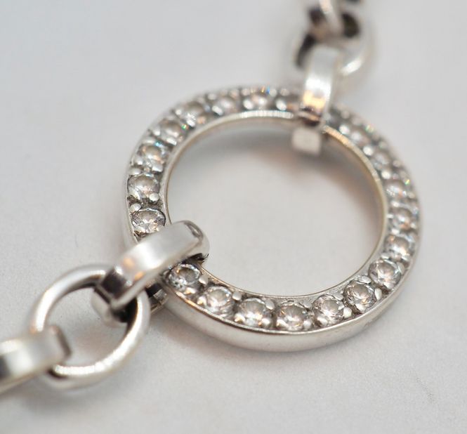 Hovedbilde Armbånd i 14 K hvitt gull med blanke stener