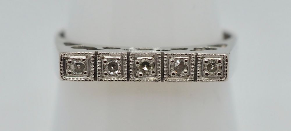Ring i 18 K hvitt gull med 5 blanke stener