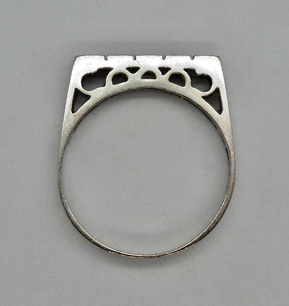 Ring i 18 K hvitt gull med 5 blanke stener