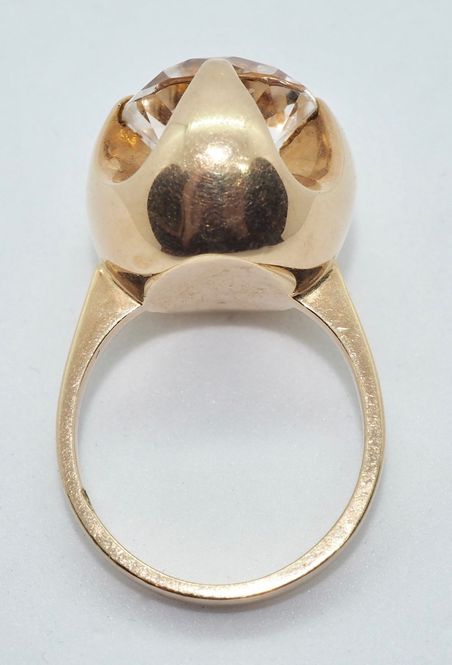 Hovedbilde Ring i 14 K gull med stor blank sten 
