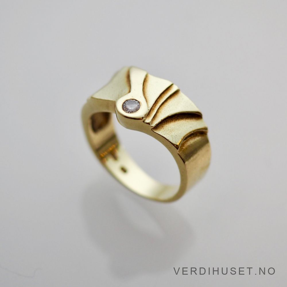Ring i 14 K gull med en blank sten