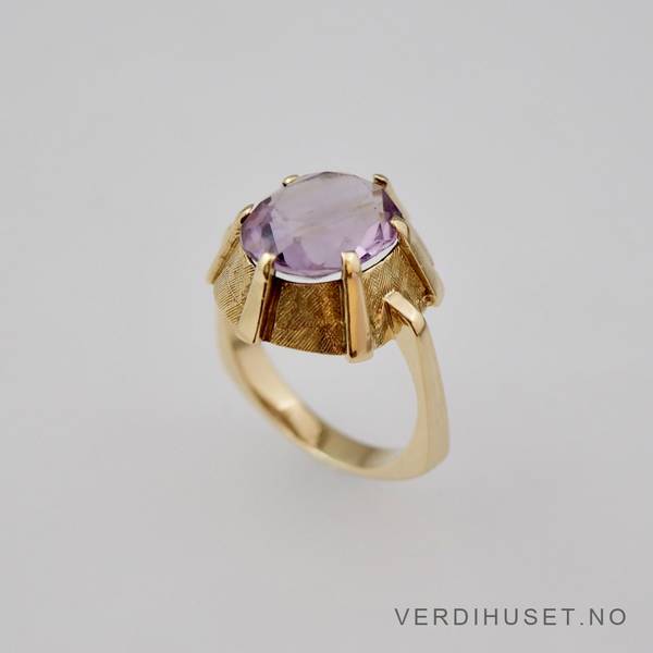 Hovedbilde Ring i 14 K gull med lilla sten