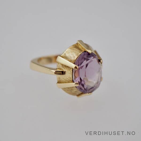 Hovedbilde Ring i 14 K gull med lilla sten