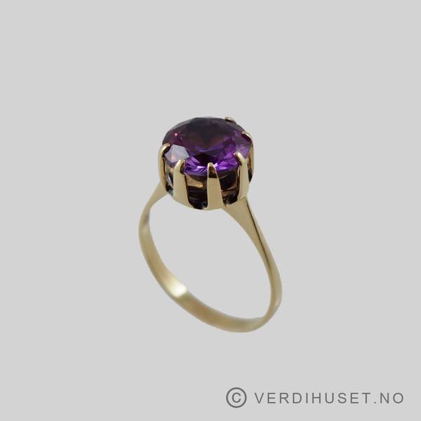 Hovedbilde Ring i 14 K gull med lilla sten