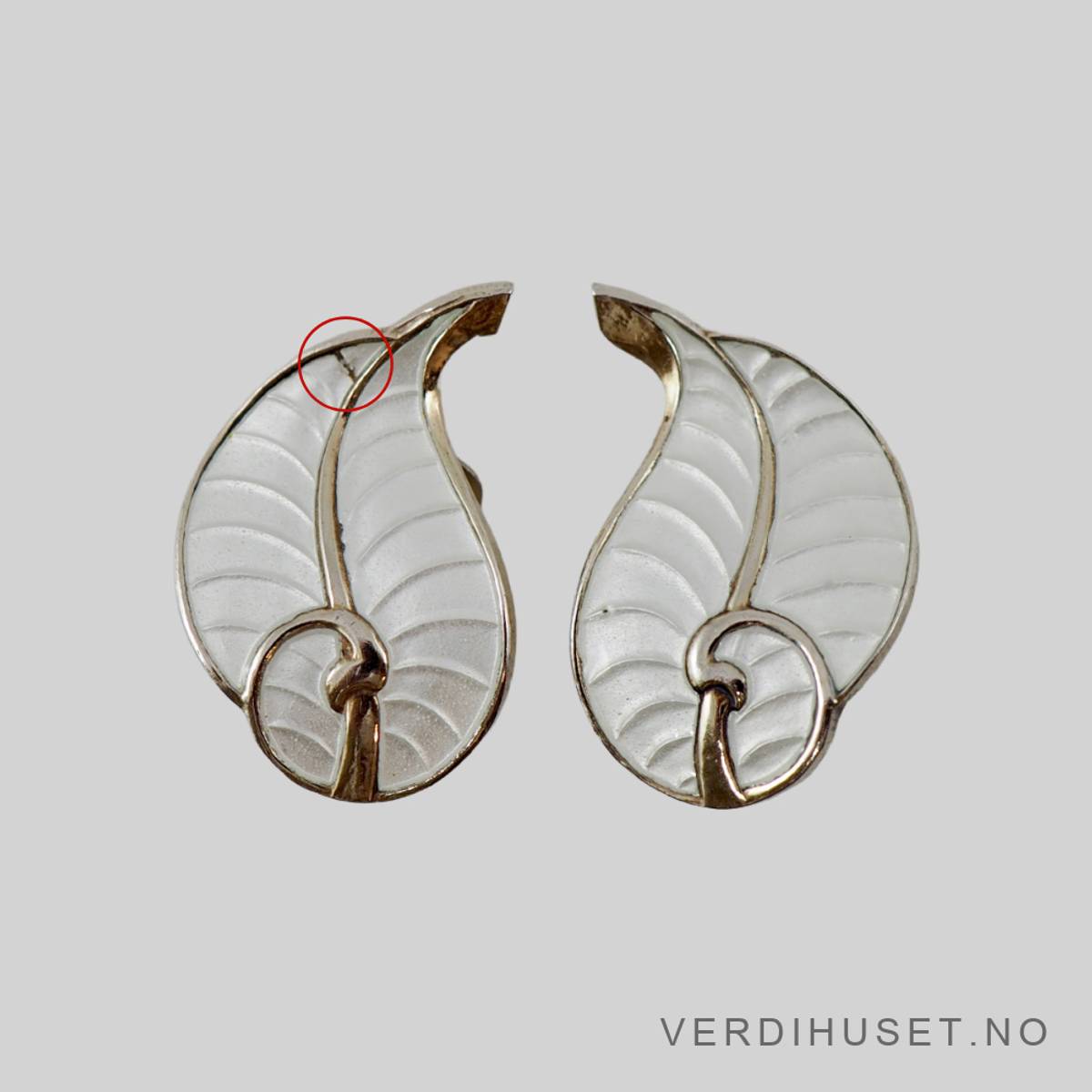 Øreklips i forgylt sølv med hvit emalje