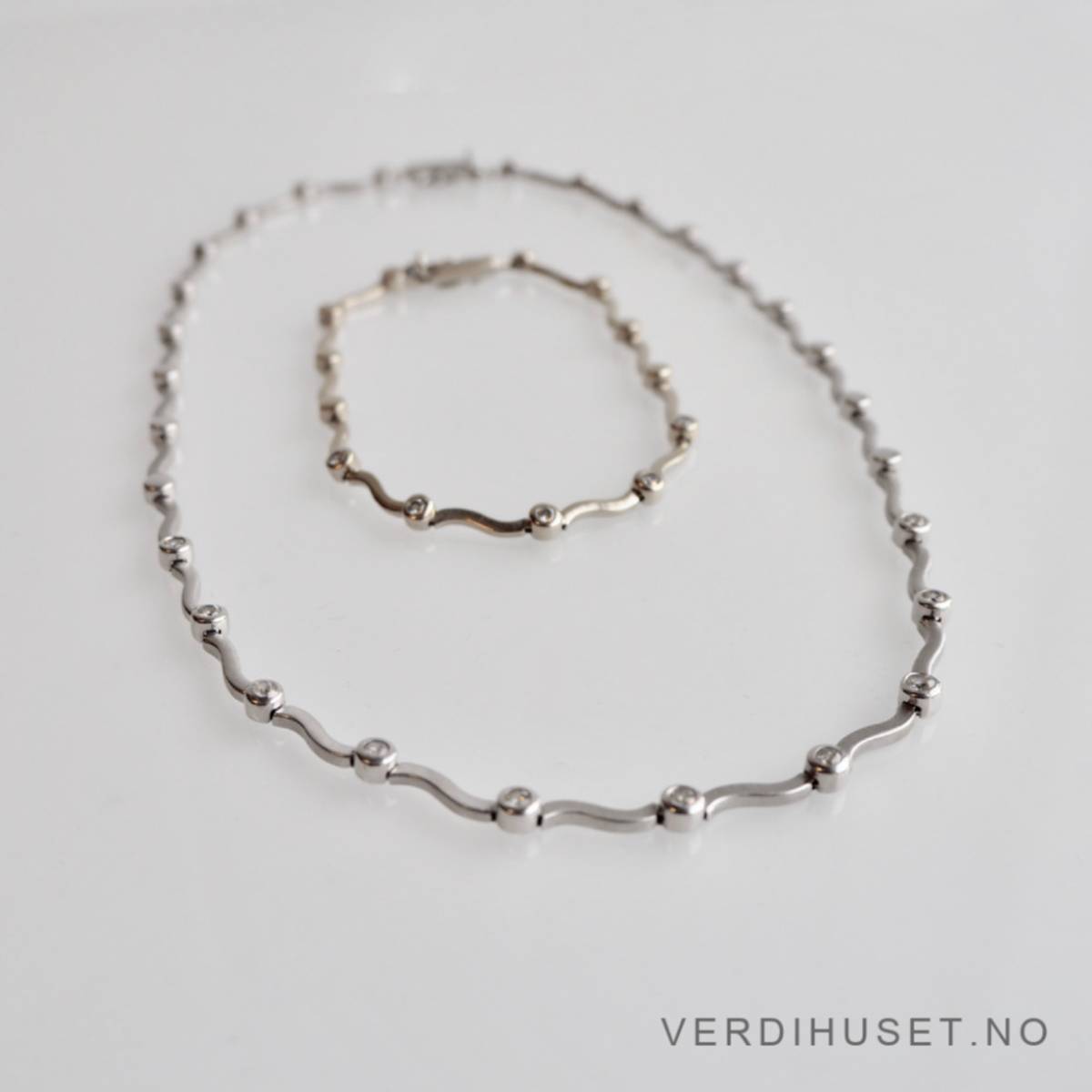 Armbånd i 14 K hvitt gull med blanke stener