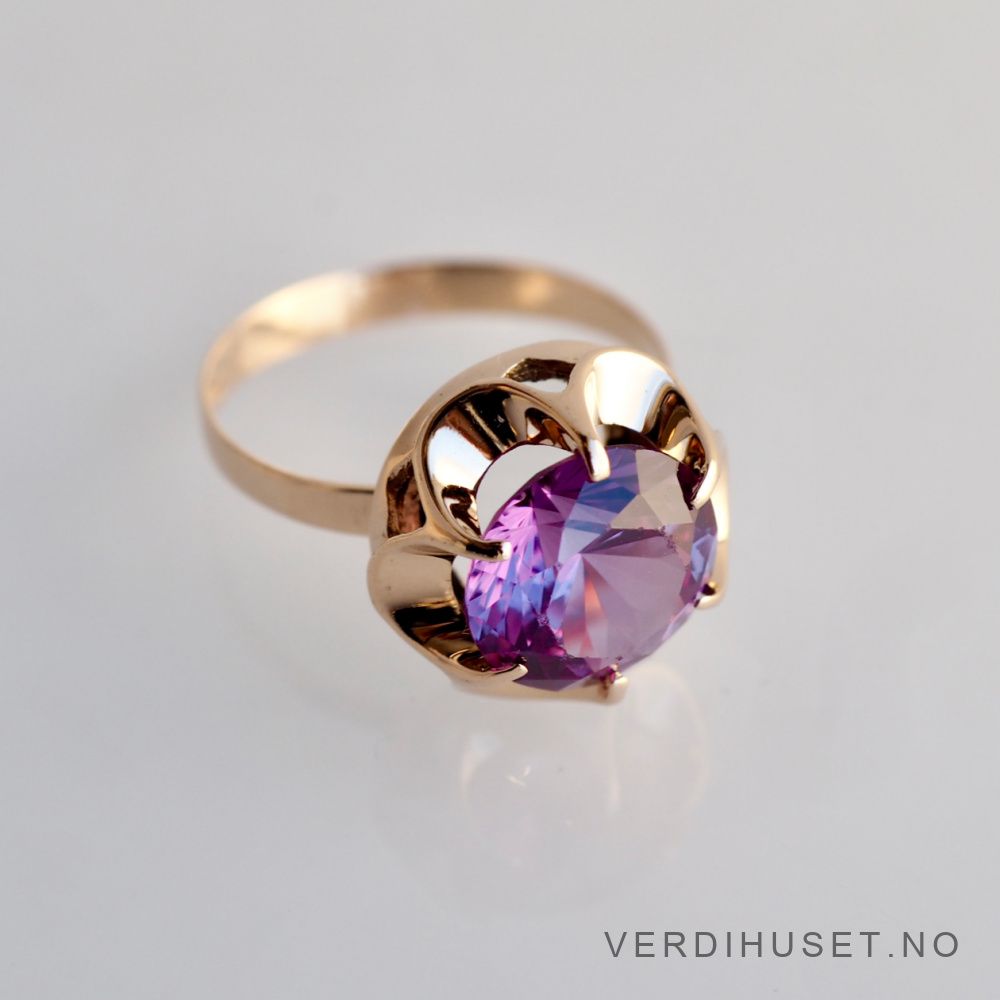 Ring i 14 K med lilla sten