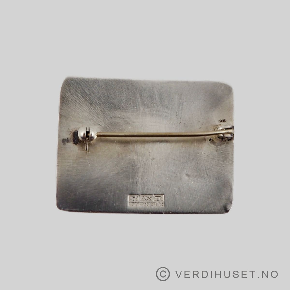 Brosje i sølv med matt emalje - D-A