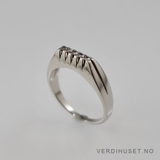 Hovedbilde Ring i 14 K hvitt gull med blanke stener