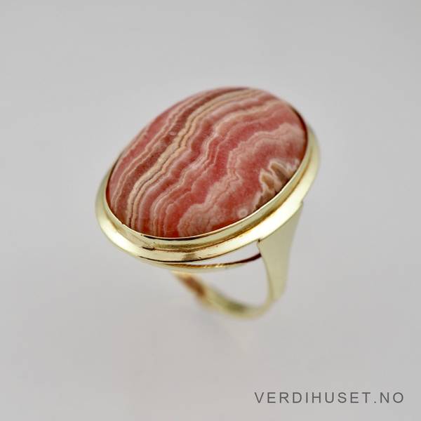 Hovedbilde Ring i 14 K gull med stor rød sten