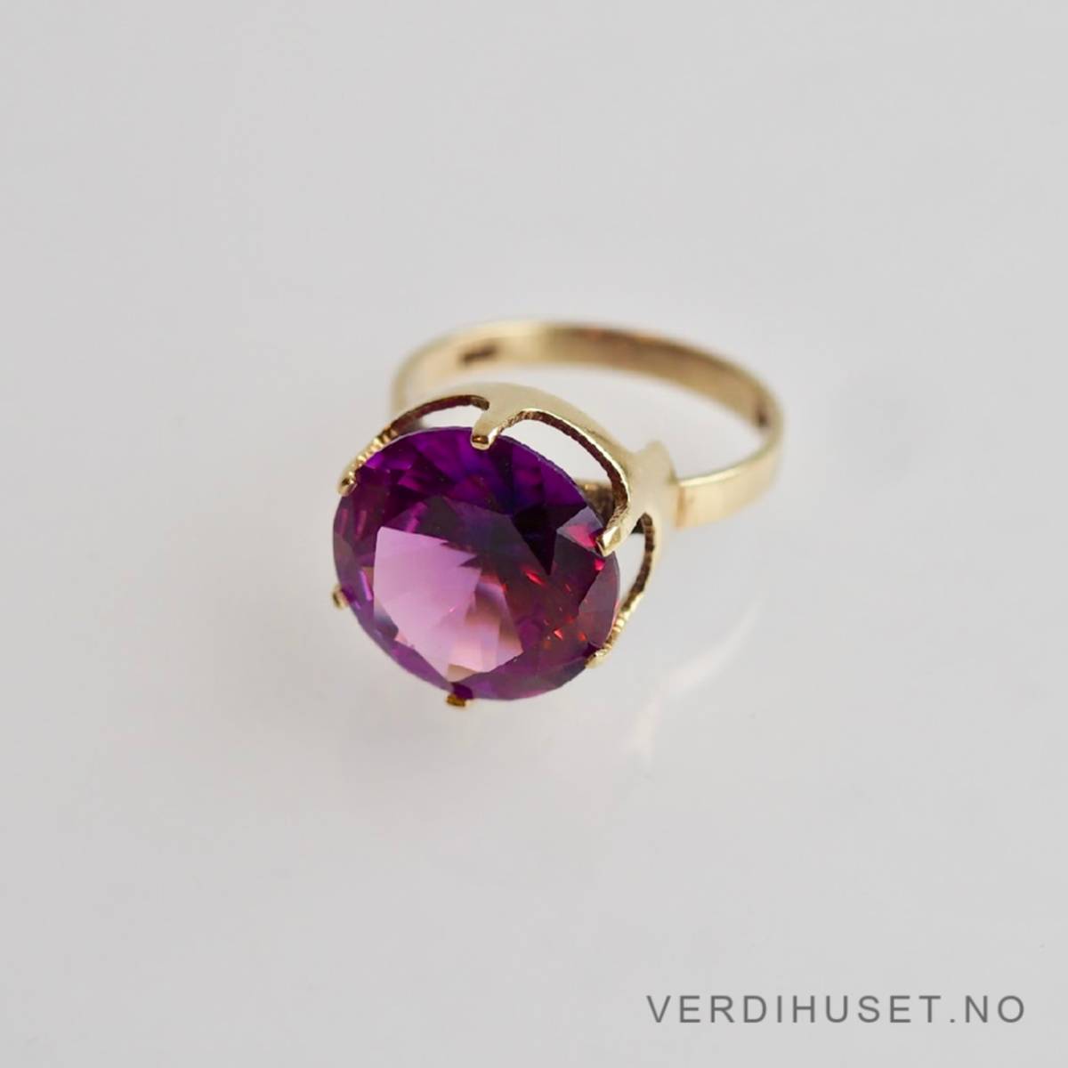 Ring i 14 K gull med rosa sten