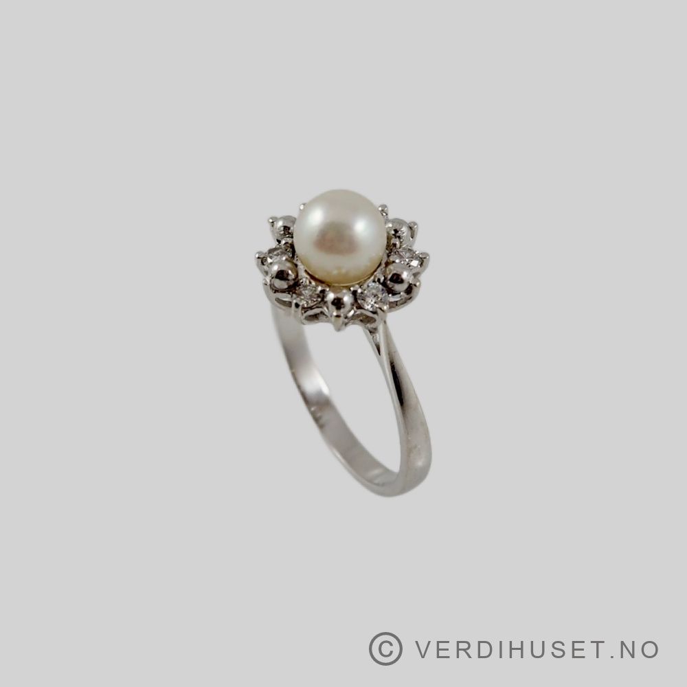 Ring i 14 K hvitt gull med perle og blanke stener