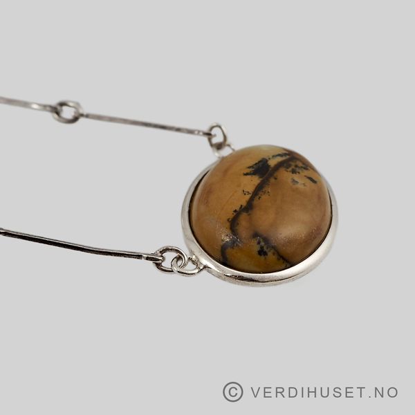 Hovedbilde Halssmykke i sølv med brun sten