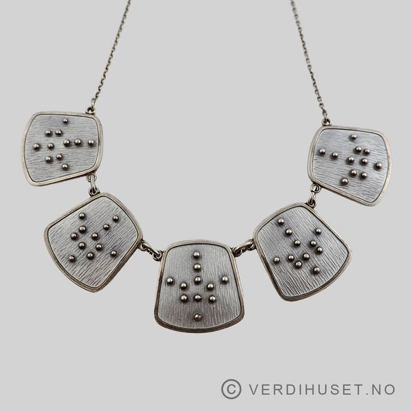 Hovedbilde Halssmykke i sølv med grå emalje - K.A. Rasmussen