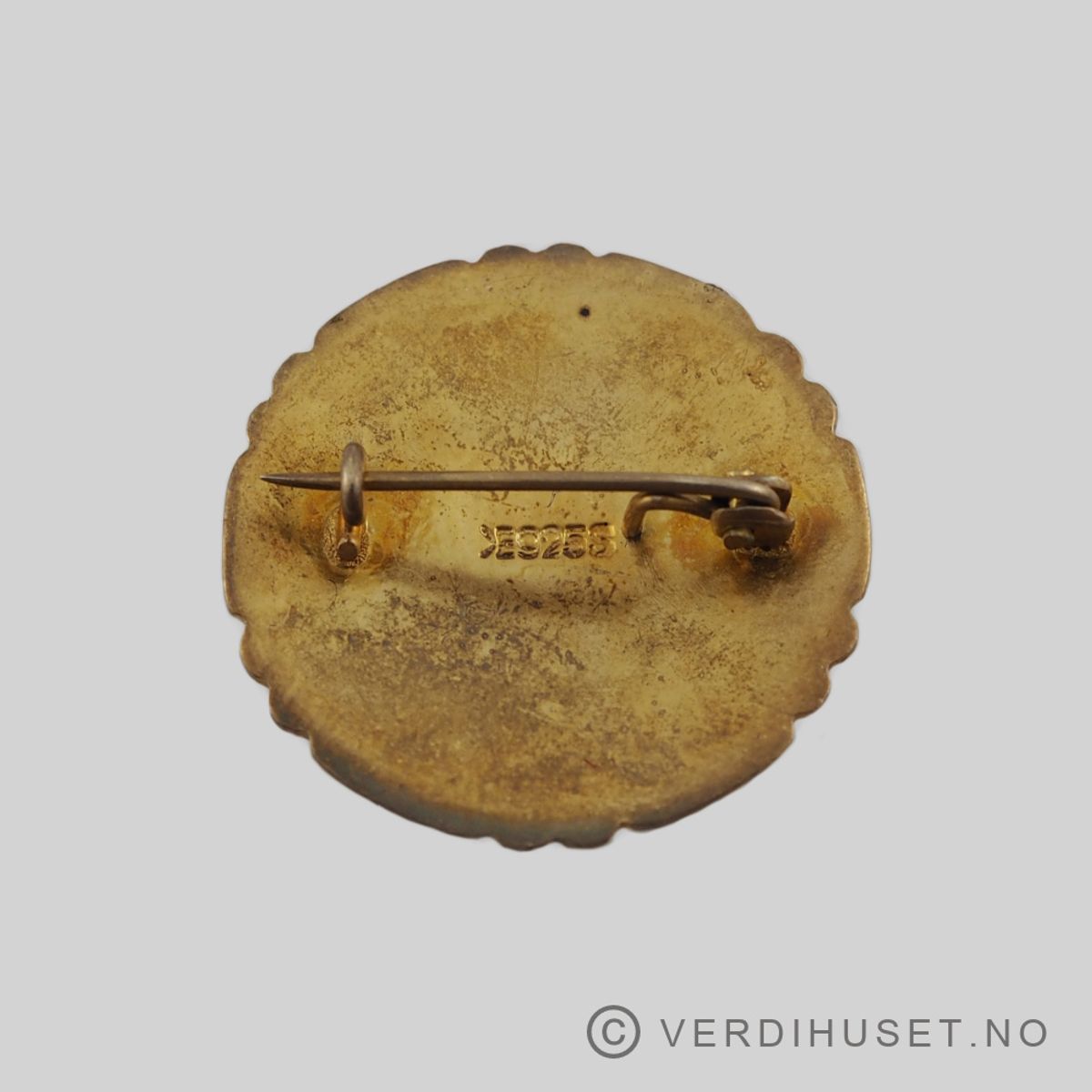 Brosje i forgylt sølv med emalje