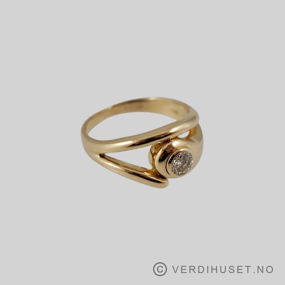 Ring i 18 K gull med blank sten