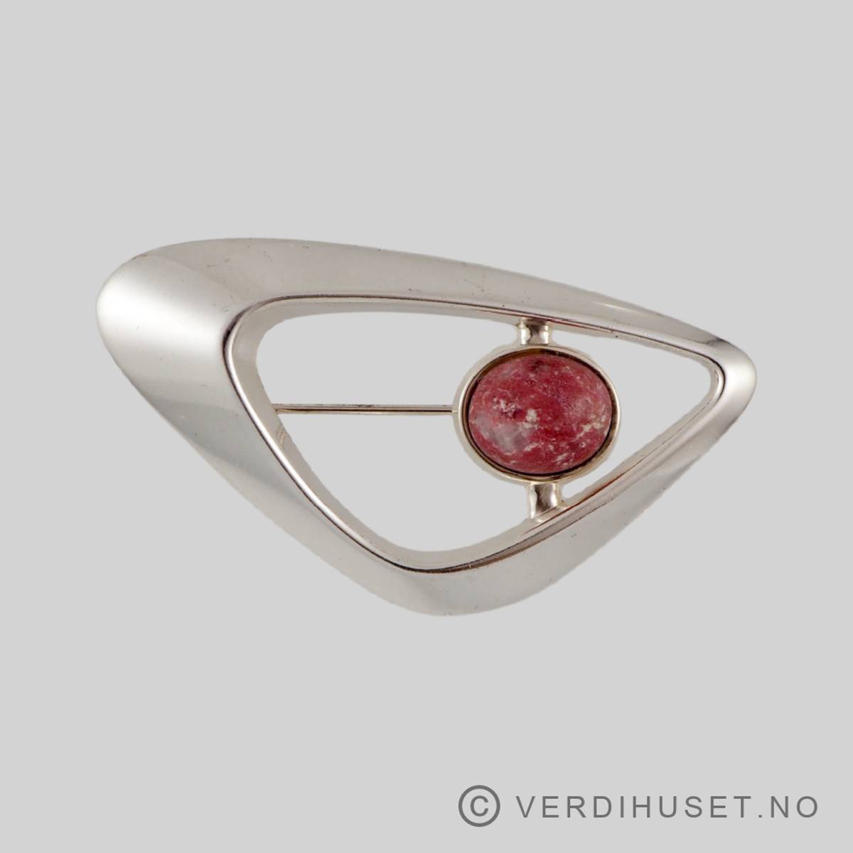 Brosje i sølv med thulitt