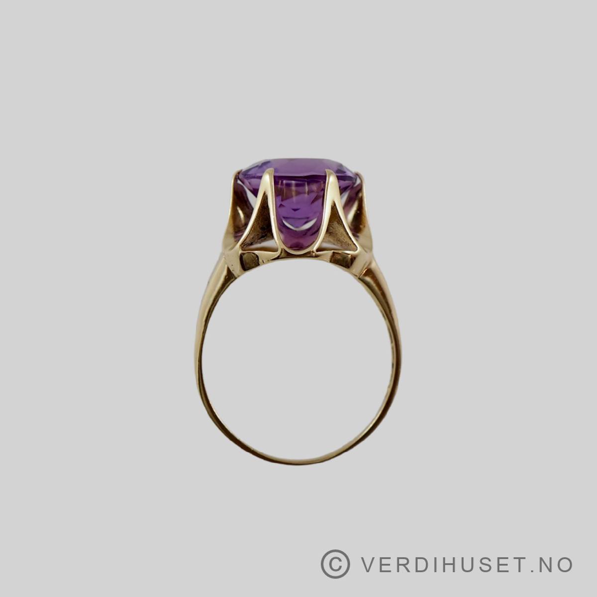 Ring i 14 K gull med lilla sten