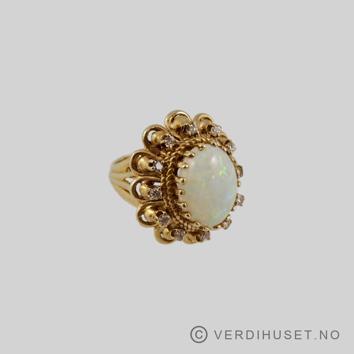 Kraftig ring i 14 K gull med opal og diamanter