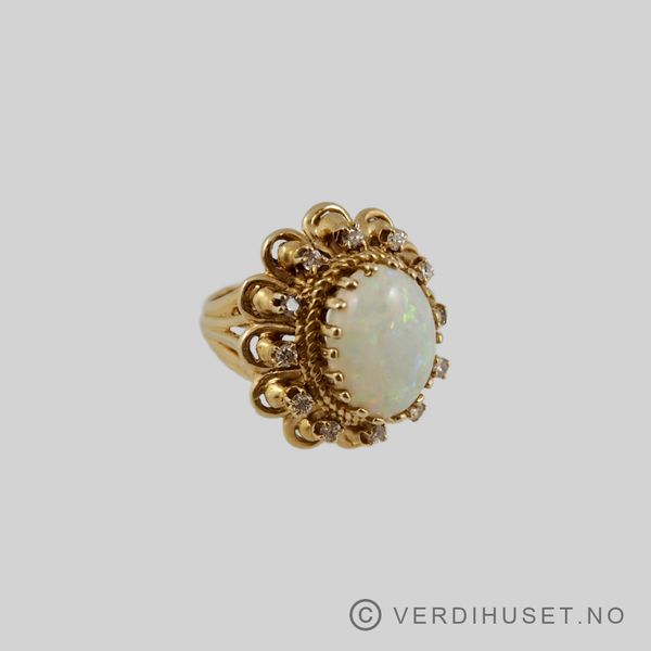 Hovedbilde Kraftig ring i 14 K gull med opal og diamanter