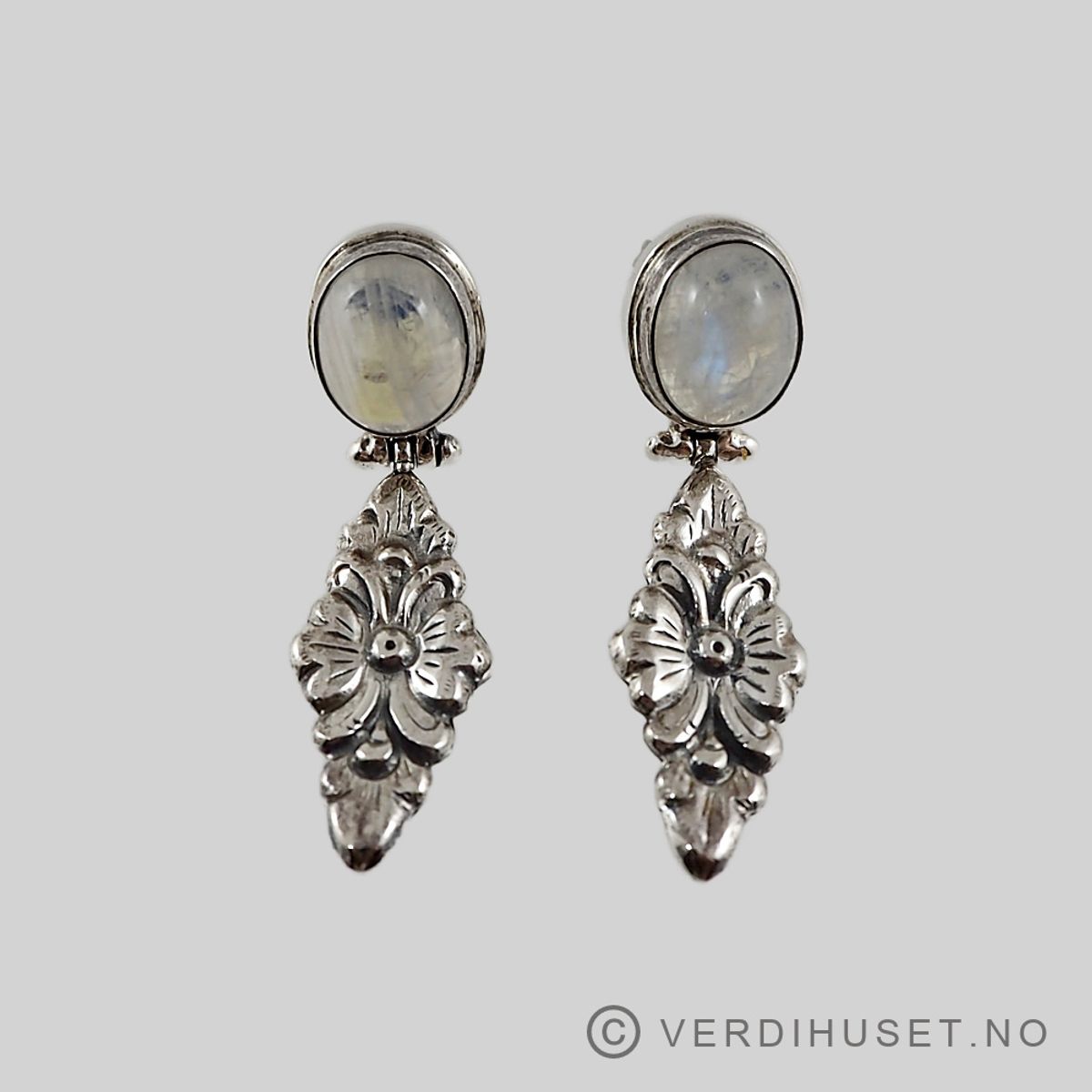 Ørepynt i oksidert sølv med sten