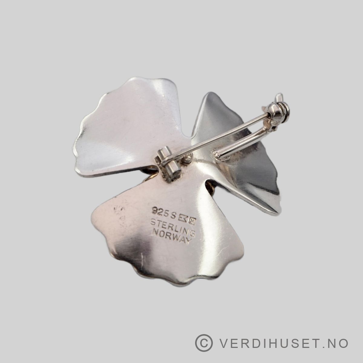 Brosje i sølv med blå emalje -Einar Modahl