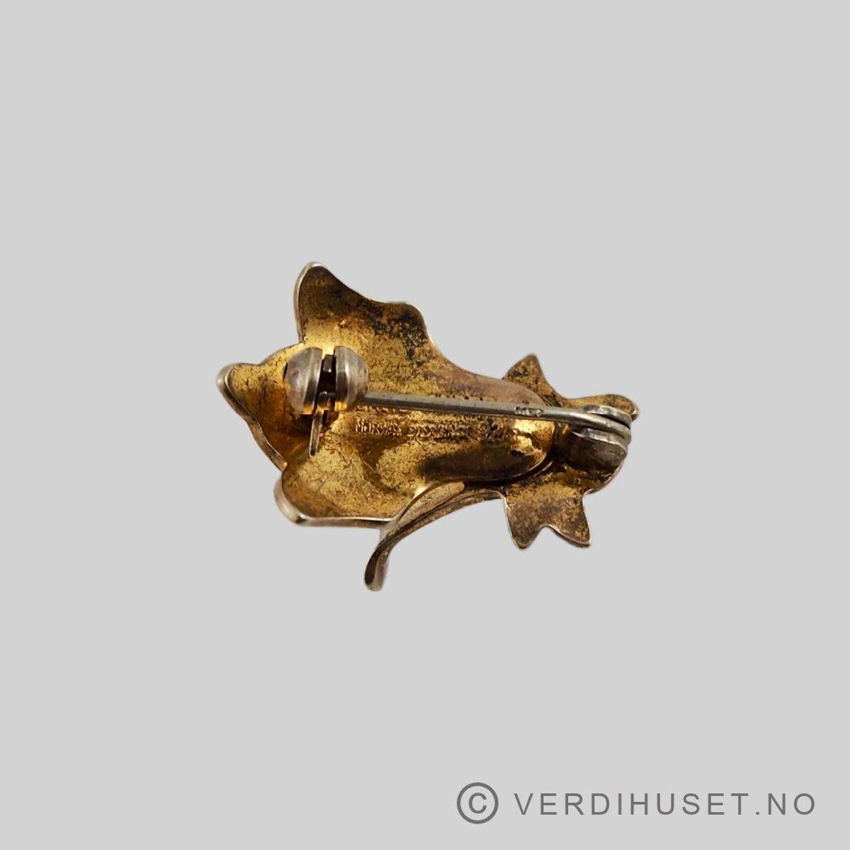 Brosje i forgylt sølv med blå og grønn emalje - D-A