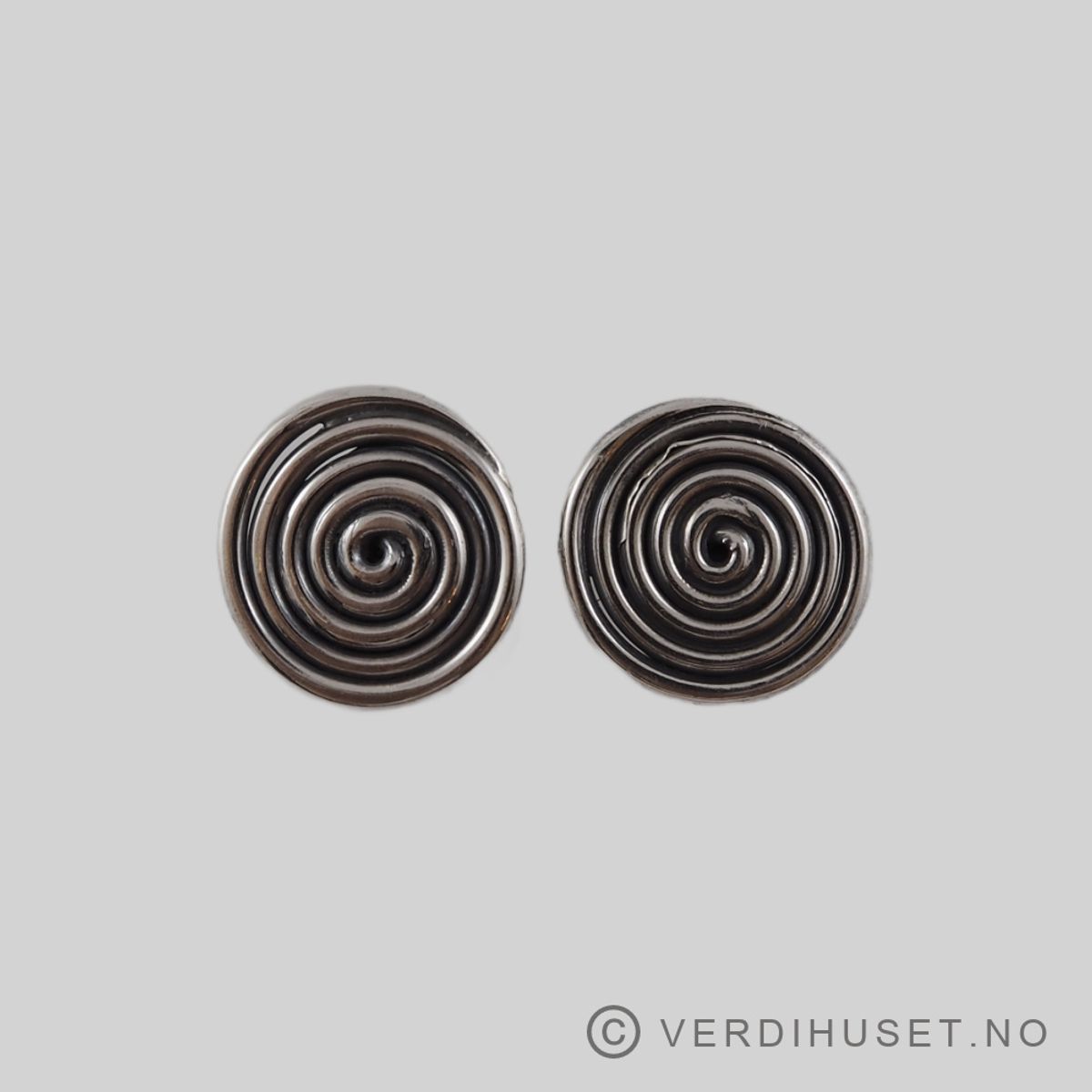 Øreklips i oksidert sølv