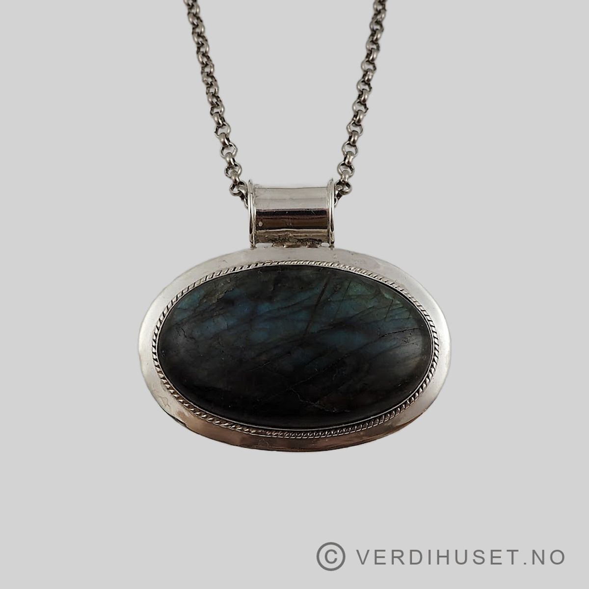 Stort anheng i sølv med sten