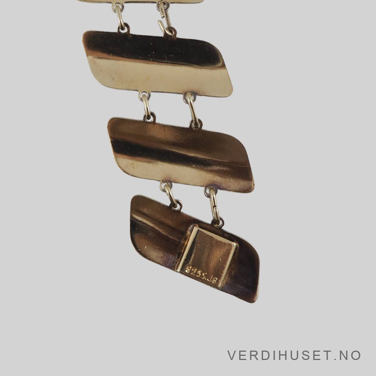 Halssmykke i forgylt sølv med hvit emalje