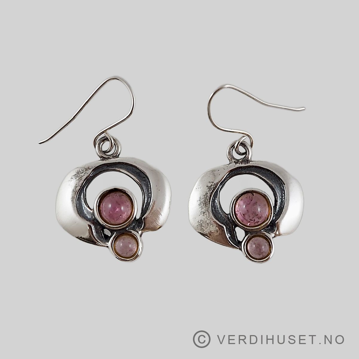 Ørepynt i sølv med rosa stener