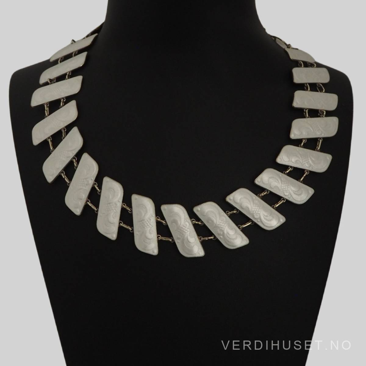 Halssmykke i forgylt sølv med hvit emalje