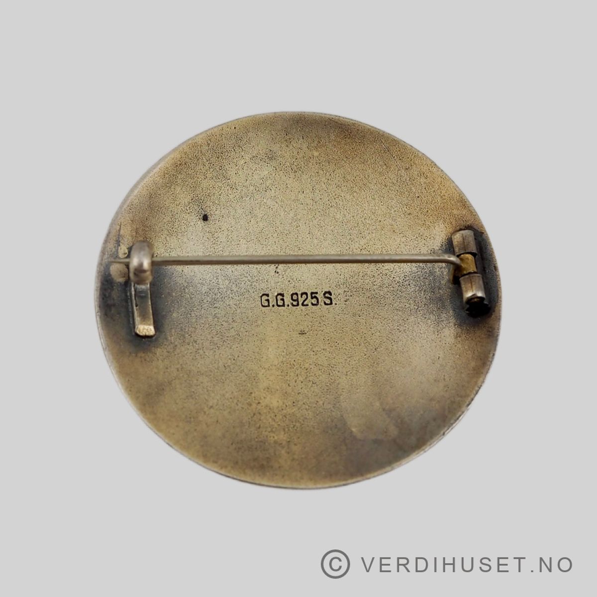 Brosje i forgylt sølv med emalje - G.G.