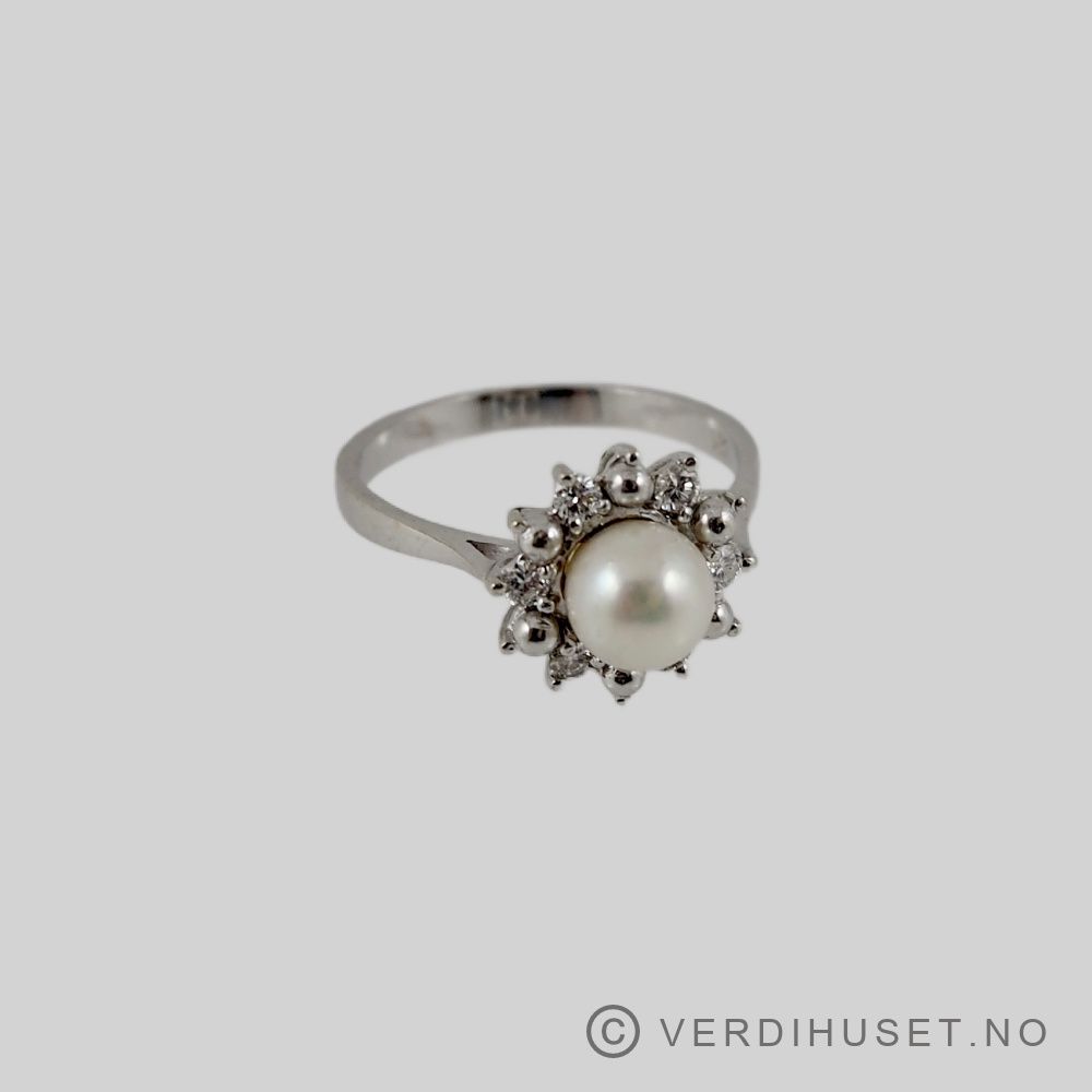 Ring i 14 K hvitt gull med perle og blanke stener