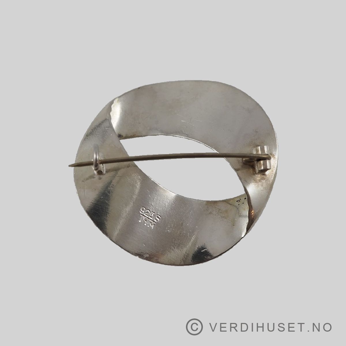 Brosje i sølv med hvit emalje - Andresen & Scheinpflug