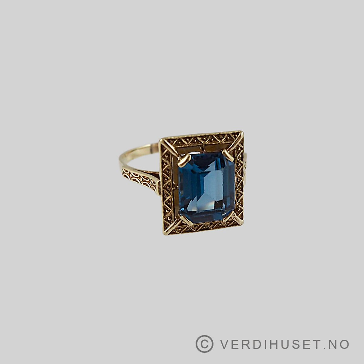 Ring i 14 K gull med blå sten
