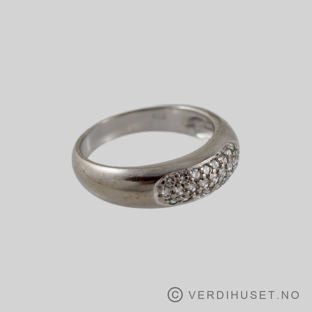 Ring i 14 K hvitt gull med blanke stener