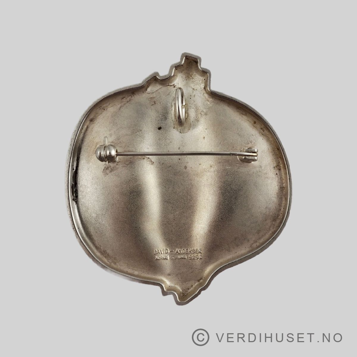 Brosje/Anheng i sølv med lilla og grønn emalje - D-A