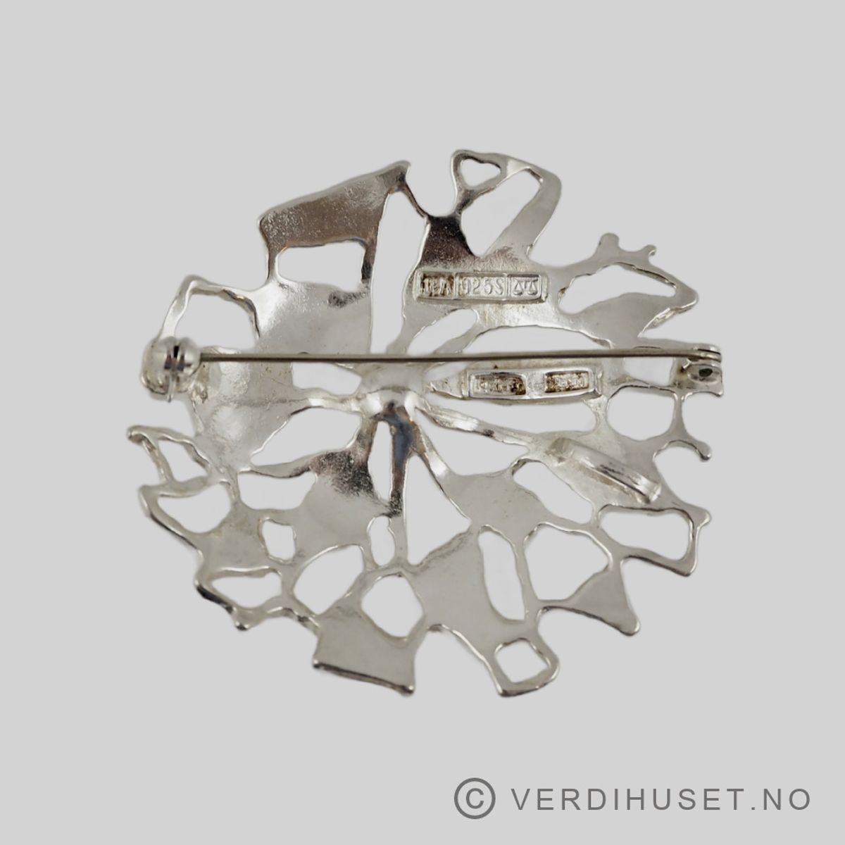 Stor brosje/anheng i sølv med rød og gul emalje - D-A