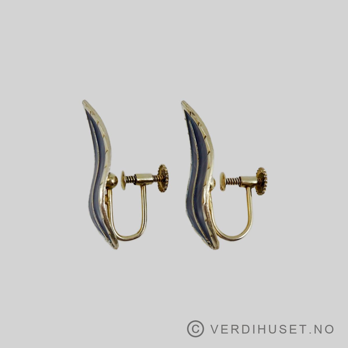 Ørepynt i forgylt sølv med lys lilla emalje - Ivar T. Holth